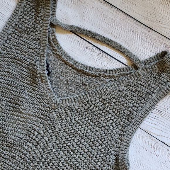 Nwt sleeveless sweater - Picture 3 of 6